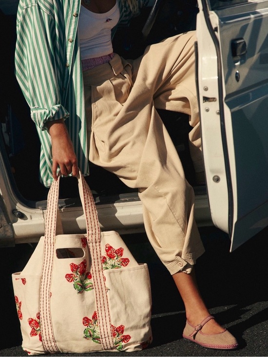 Free People Handbags - Free People Strawberry Caravan Canvas Tote 🍓New with tags!!🔥